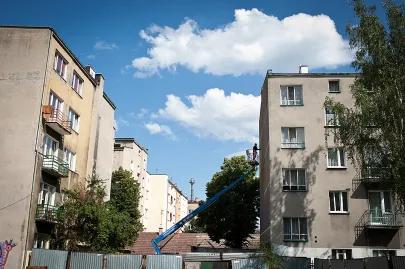 Artyści pracują nad muralami