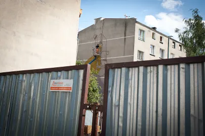 Artyści pracują nad muralami