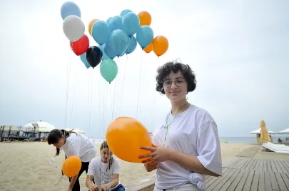 Wolontariusze z balonami