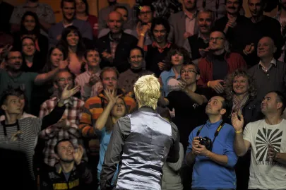 Neil Robertson rzuca kostkę publiczności