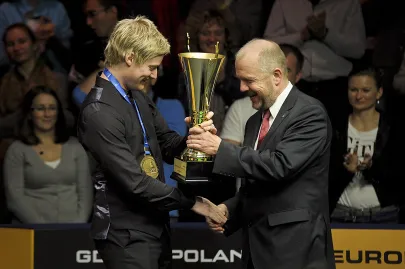 Neil Robertson odbiera puchar od Marka Stępy