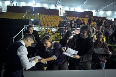 Michael Holt rozdaje autografy