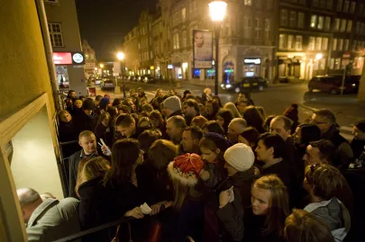 tłumy przed  koncertem