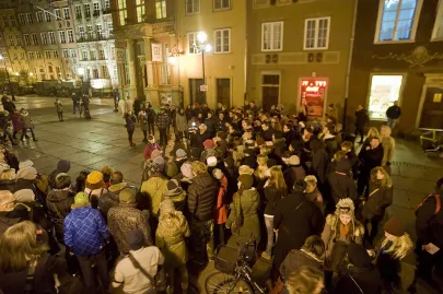 grupy z przewodnikami wyruszają na prezentacje instalacji