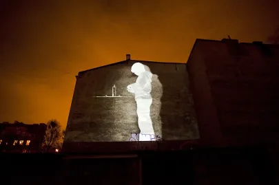 Robin Rhode "Chłopiec i świeca"