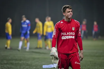 Patryk Kamola schodzi z boiska po otrzymaniu czerwonej kartki