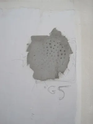 Katarzyna Krakowiak, Iżby ściany drżały, pęczniejąc skrywaną wiedzą o wielkiej mocy, g5, detal, zamurowane źródło dźwięku,  2012