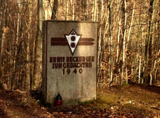 Pomnik niemieckiego skoczka - Ernesta Becker-Lee, który nie przeżył upadku na dawnej oliwskiej skoczni narciarskiej.