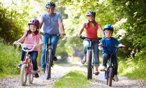 Zabierz rodzinę na rekreacyjny wypad rowerowy wraz z piknikiem nad jeziorem