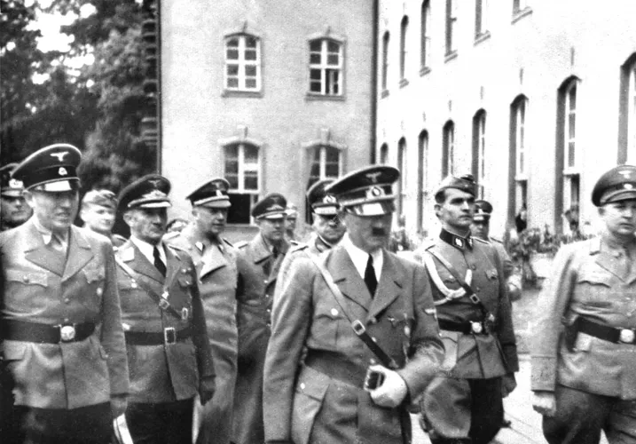Wizyta Hitlera w Sopocie 19.09.1939 - pierwszy z lewej gauleiter Albert Forster, pierwszy z prawej nadburmistrz Sopotu Erich Temp.
Ilustracje pochodzą ze zbiorów Biblioteki Gdańskiej PAN