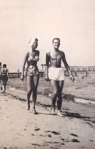 Para spacerowiczów na plaży w Sopocie latem 1939 roku.
Ilustracje pochodzą ze zbiorów Biblioteki Gdańskiej PAN