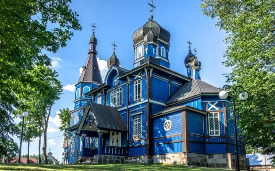 Zobaczymy także przecudne kościółki, kolorowe cerkwie i meczety, odnajdziemy skrywające się w lesie cmentarze ewangelickie, jak i kirkuty, wszak obok naszych rodaków, na obszarach tych nadal zamieszkują Białorusini, Żydzi, katolicy i prawosławni.