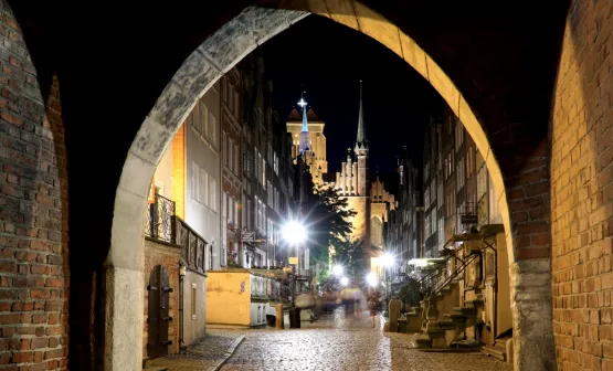 Podczas najbliższego spaceru z przewodnikiem poznamy obszar Głównego Miasta Gdańska. Przejdziemy się Drogą Królewską, zobaczymy najważniejsze kamienice, bramy, uliczki, ciekawe zakamarki. Liczba uczestników jest ograniczona, więc zapisz się zawczasu.