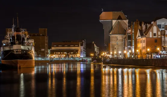 Wieczorny spacer z przewodnikiem po mieście, to z pewnością dobra okazja do poznania nieco innych rejonów Gdańska. Tym razem tematem przewodnim naszej wizyty będą zakamarki Dolnego Miasta.
