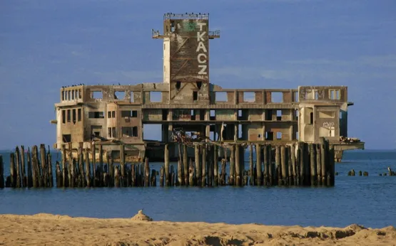 Ruiny torpedowni widziane z plaży w Babich Dołach