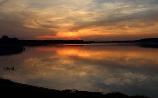 Nad Jeziorem Borowo obserwować można piękne zachody słońca, a początek naszej wędrówki to świetna ku temu okazja. 