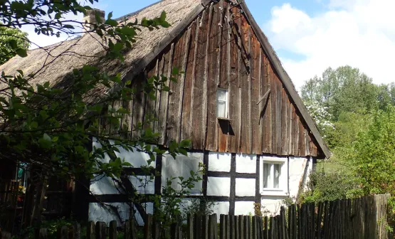 Wieś Juszki zobaczymy na dobry początek i koniec naszej trasy. Warto przyjrzeć się tutejszej architekturze typowych drewnianych domów kaszubskich, krytych strzechą. 