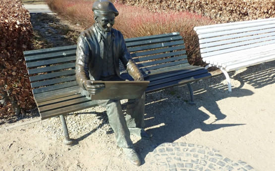 Ławeczka Antoniego Suchanka przedstawia artystę siedzącego na ławce parkowej i pogrążonego w pracy. Obok niego na ławce leży kaseta z przyborami malarskimi. Pomnik został wykonany przez gdyńskiego rzeźbiarza - Zdzisława Kosedę.