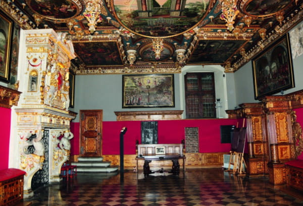 W gotycko-renesansowym obiekcie znajduje się jedna z najpiękniejszych sal renesansowych w Europie Północnej. Najważniejszymi miejscami w muzeum są Wielka Sala Wety, czyli Sala Biała i Wielka Sala Rady czyli Sala Czerwona. W tej ostatniej znajduje się obraz "Apoteoza Gdańska".