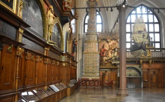 Wnętrze składa się z jednej bardzo obszernej sali w stylu gotyckim. Ściany pokryte są pięknymi boazeriami i fryzami o tematyce mitologicznej i historycznej. Wrażenie przepychu uzupełniły bogato zdobione meble oraz liczne obrazy i rzeźby.