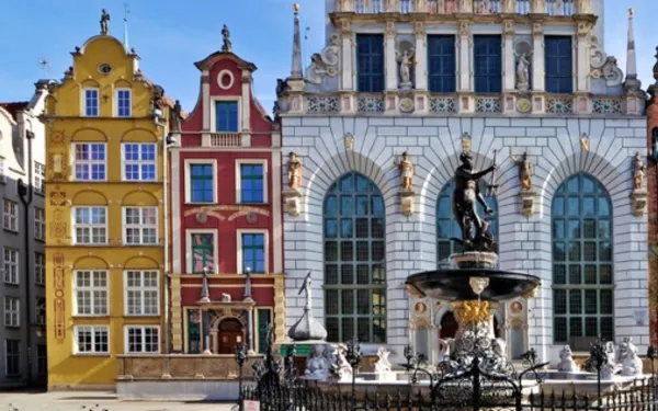 Zapraszamy na niezwykłą podróż przez meandry historii Miasta Gdańska. Kolejnym obiektem w rozpoczętym cyklu jest tzw. salon dawnego Gdańska – Dwór Artusa.  W przyszłych edycjach zobaczymy Dom Uphagena, oraz Muzeum Bursztynu.