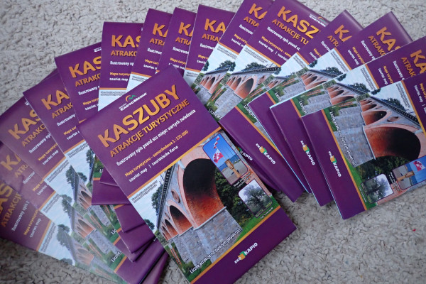 Wśród uczestników wędrówki rozlosujemy dwadzieścia map zaprzyjaźnionego Wydawnictwa Eko-Kapio, pt. Atrakcje Turystyczne Kaszub