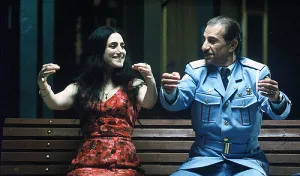 Kadr z filmu Przyjeżdża orkiestra, reż. Eran Kolirin, Izrael, 2007, 83 min.  
