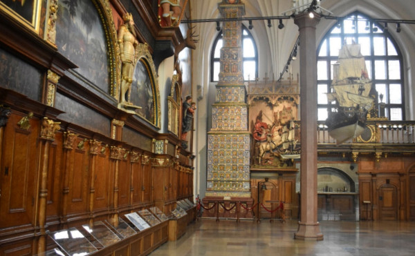 Wnętrze składa się z jednej bardzo obszernej sali w stylu gotyckim. Ściany pokryte są pięknymi boazeriami i fryzami o tematyce mitologicznej i historycznej. Wrażenie przepychu uzupełniły bogato zdobione meble oraz liczne obrazy i rzeźby.