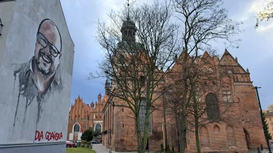 Mural Prezydenta Pawła Adamowicza przy kościele św. Brygidy, duchowego centrum Solidarności oraz Sanktuarium Matki Bożej Królowej Świata Pracy. Zanim zwiedzimy kościół poznamy także jego otoczenie