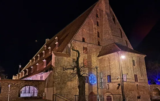 Gdańskie Muzeum Bursztynu działa w zabytkowym, czternastowiecznym Wielkim Młynie.  Zatem jego zwiedzanie będzie niezwykłą wędrówką przez bogactwo bursztynowej tematyki w nastrojowej gotyckiej oprawie.