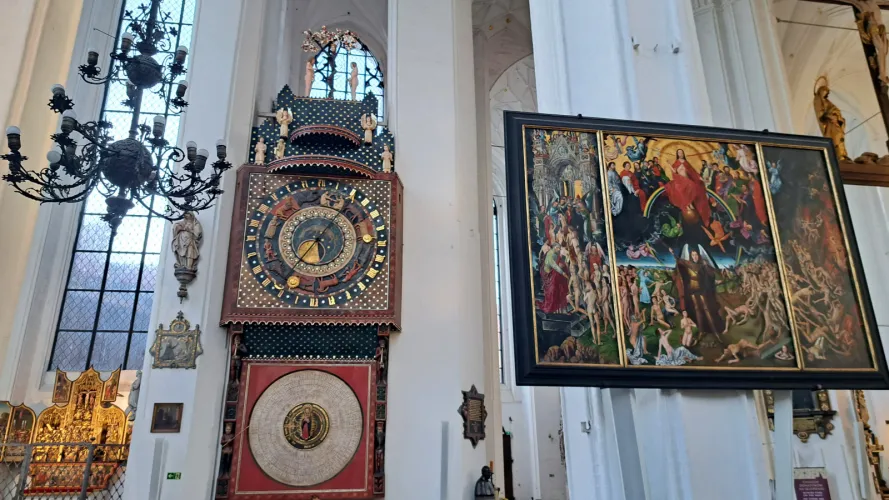 Gdański Kościół Mariacki uchodzi za największą ceglaną świątynię na świecie i stanowi przy tym prawdziwy skarbiec sakralnej sztuki. Zdumiewa też skomplikowana i obfitująca w przełomy historia tego kościoła. Wewnątrz zobaczyć można unikatowy zegar astronomiczny z końca XV wieku.