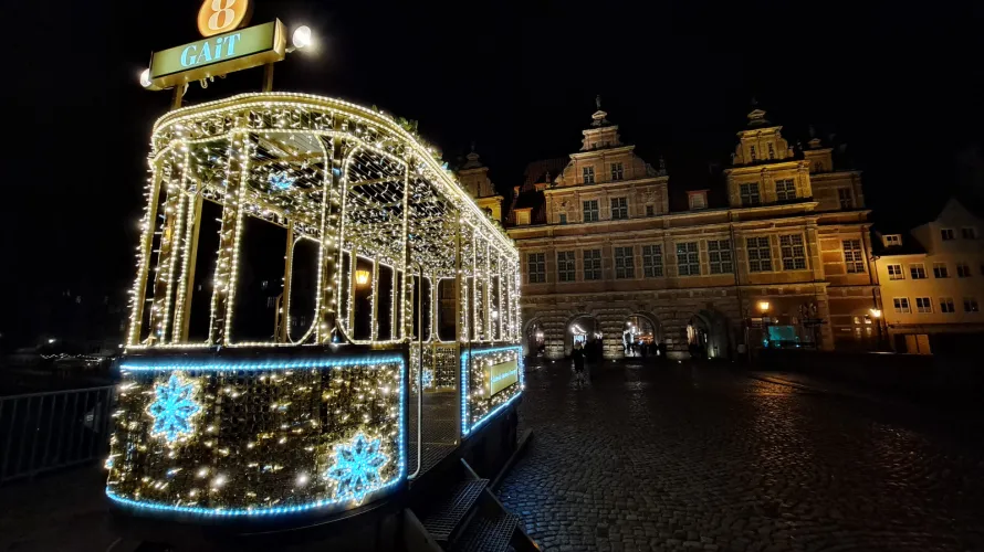 Gdańsk Główny przyozdabiają świąteczne iluminacje przed Bożym Narodzeniem. Po spacerze warto udać się także na lokalny Jarmark. Kto wie może spotkacie tam Mikołaja?