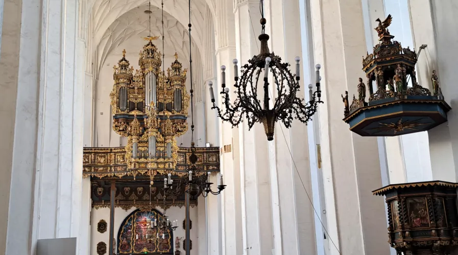 Po obejrzeniu wnętrza udamy się do podziemnej salki, w której obejrzymy prezentację multimedialną z dziejów i budowy Gdańskiego Kościoła Mariackiego. Omówimy też kilka elementów zewnętrznych świątyni. 
