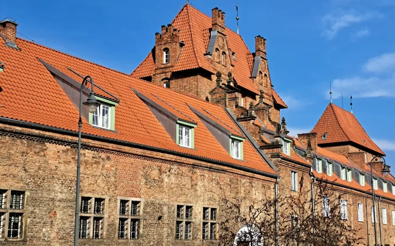 Poznamy tzw. tajemne przejścia i miejsca, do których sami pewnie szybko byśmy nie doszli. Miasto Gdańsk kryje wiele tajemnic, o których warto dowiedzieć się podczas naszych wycieczek z przewodnikiem.
