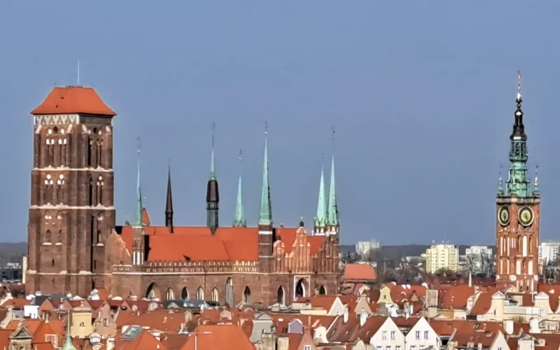 Z Biskupiej Górki rozpościera się przepiękny widok na Gdańsk. Taras widokowy znajduje się tuż obok zabytkowego budynku Wydziału Kryminalistycznego Komendy Policji, który tym razem zobaczymy tylko z zewnątrz ;)