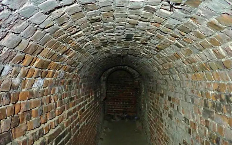 Choć trasę pokonujemy za dnia, tym razem mogą przydać się latarki o ile będziecie mieli ochotę zajrzeć do sieci tuneli w fortyfikacjach Reduty Koszarowej.