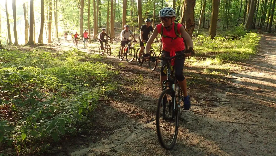 Środek tygodnia to też wspaniały czas na wybranie się w teren, szczególnie na krótką, niewymagającą trasę nieopodal Trójmiasta. 35-40 km wycieczki skierowane są do osób początkujących oraz tych wszystkich, którzy mają ochotę na aktywny wypoczynek niewielkim nakładem sił.