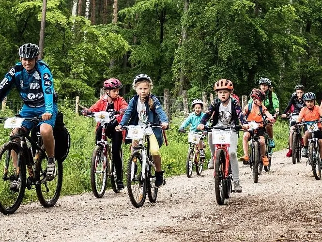 Rodzinne Wycieczki Rowerowe i wędrowne organizujemy już od dobrych paru lat. Uczestniczą w nich i młodsi i starsi, wszyscy niczym jedna aktywna rodzina. Dołącz i Ty z rodziną, przyjaciółmi i znajomymi.