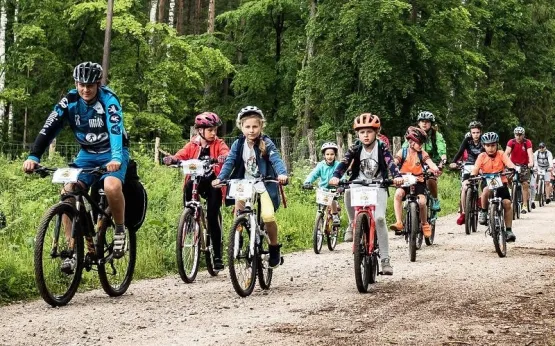 Rodzinne Wycieczki Rowerowe i wędrowne organizujemy już od dobrych paru lat. Uczestniczą w nich i młodsi i starsi, wszyscy niczym jedna aktywna rodzina. Dołącz i Ty z rodziną, przyjaciółmi i znajomymi.