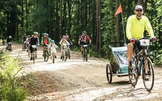 Na naszą wycieczkę rowerową, dzieci mogą jechać samodzielnie lub w różnego rodzaju przyczepach, wózkach, za holem i w foteliku. Jeśli nie masz własnego, sprzęt możesz wypożyczyć w zaprzyjaźnionej firmie Itinere.pl