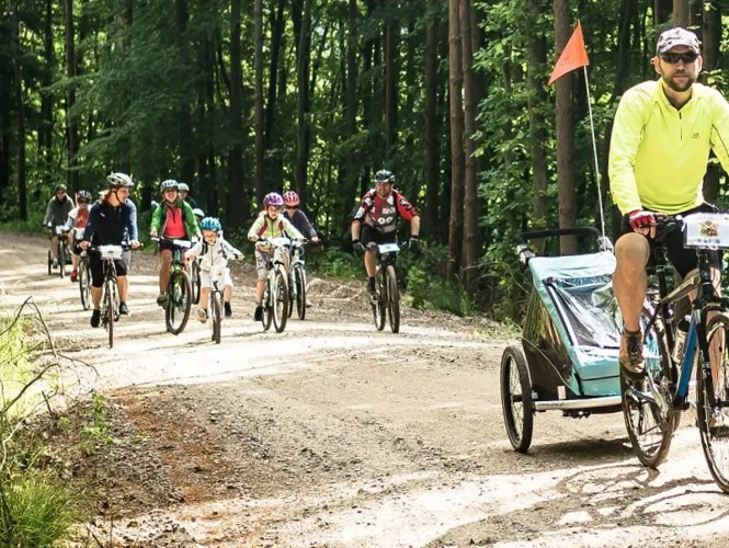 Na naszą wycieczkę rowerową, dzieci mogą jechać samodzielnie lub w różnego rodzaju przyczepach, wózkach, za holem i w foteliku. Jeśli nie masz własnego, sprzęt możesz wypożyczyć w zaprzyjaźnionej firmie Itinere.pl