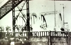 Zdjęcie zostało wykonane między 14 a 17 grudnia 1970 r. ZOMO zamordowało wtedy idących do pracy stoczniowców.