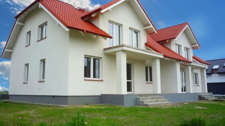 Część domów powstała w zabudowie bliźniaczej. 