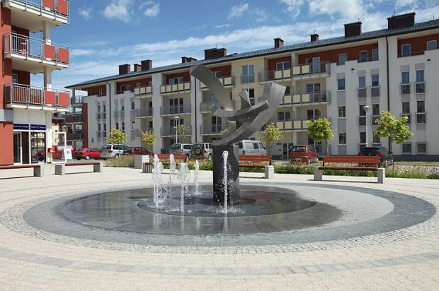Plac z fontanną jest centralnym punktem osiedla. 