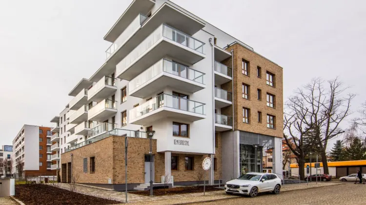 Swoją architekturą budynek nawiązuje do sąsiedniej zabudowy. 