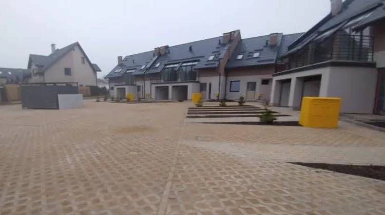 Osiedle zostało zrealizowane razem z całą otaczającą je infrastrukturą. 