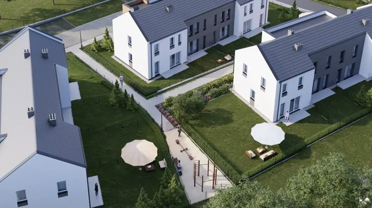 Do każdego lokalu w szeregu przylega ogródek. 