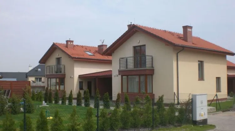 Osiedle jest ogrodzone. Każdy dom na ogród, garaż i podjazd. 