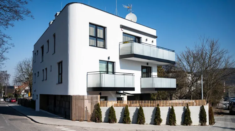 Bryła kameralnej willi nawiązuje do gdyńskich tradycji architektonicznych.