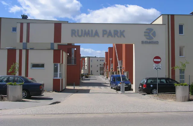 Budynki Rumia Park stoją przy osiedlowych uliczkach, dzięki czemu wnętrze kompleksu jest uporządkowane. 